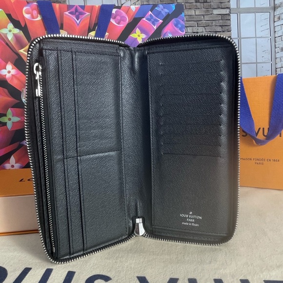 ✨💎AUTHENTIC💎✨Louis Vuitton Vertical Zippy … - Picture 5 of 16